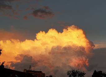 Ein Bild, das drauen, Wolken, Sonnenuntergang, Sonne enthlt.

Automatisch generierte Beschreibung